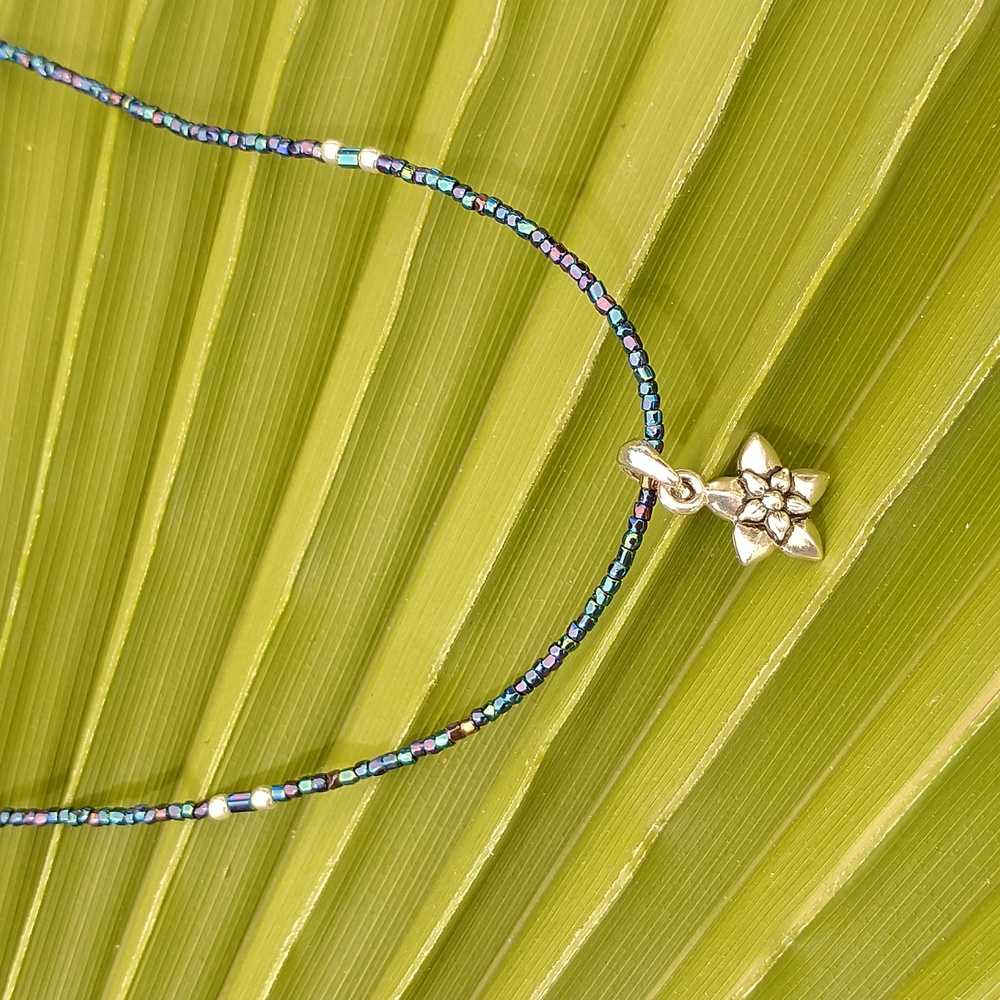 Women's minimalist necklace